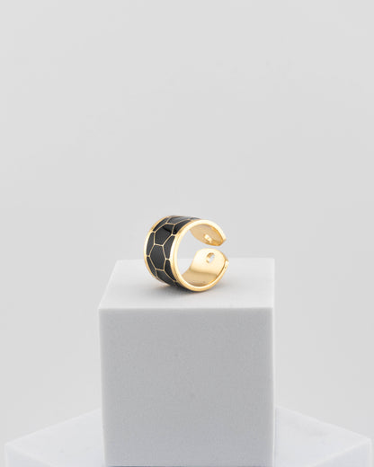 Adjustable enamel ring in 18K gold-plated bronze with black & white finish.
Handcrafted in Tuscany — pure light and timeless design.