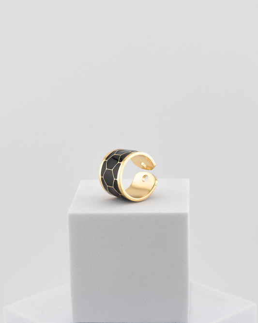 Adjustable enamel ring in 18K gold-plated bronze with black & white finish.
Handcrafted in Tuscany — pure light and timeless design.