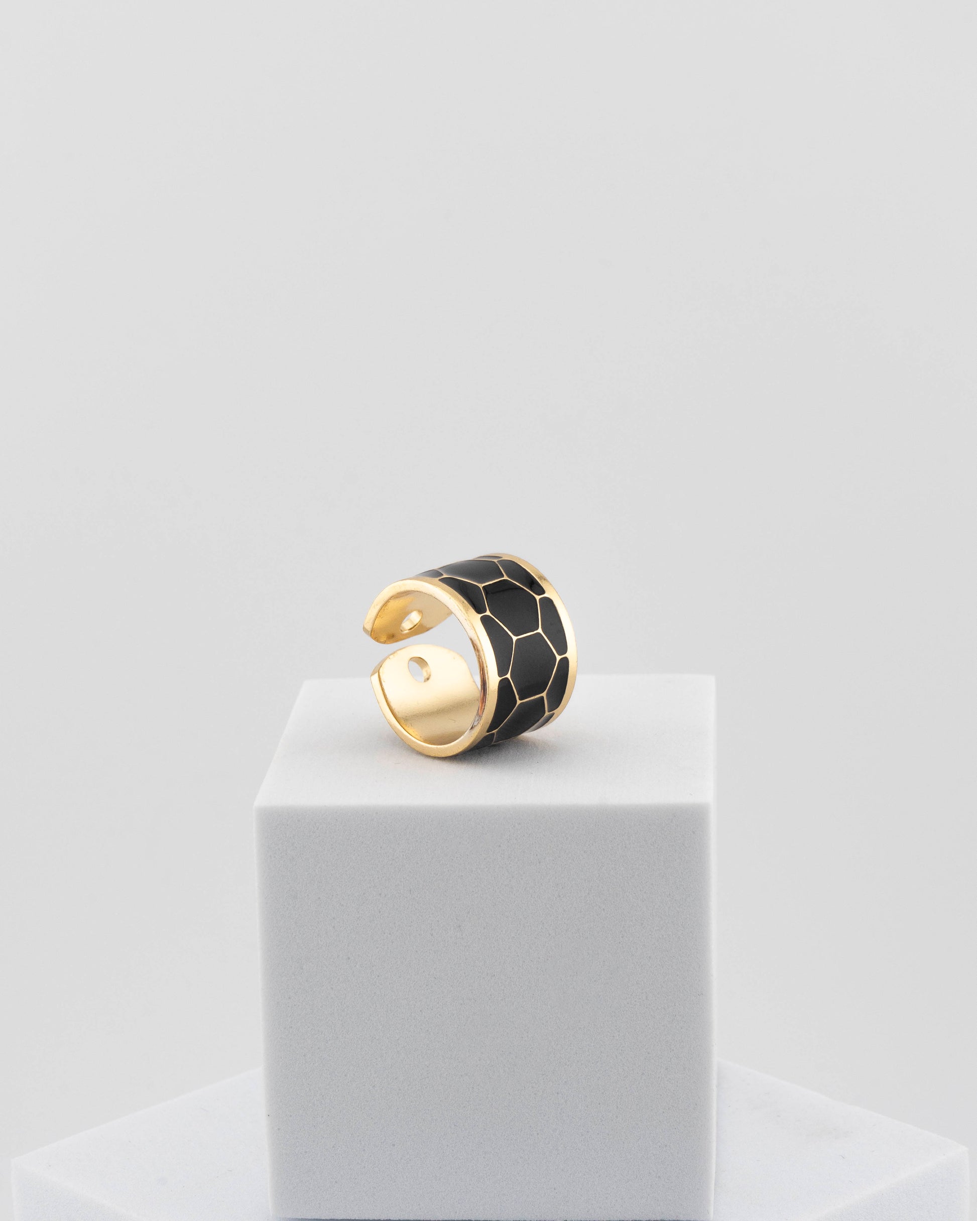 Adjustable enamel ring in 18K gold-plated bronze with black & white finish.
Handcrafted in Tuscany — pure light and timeless design.