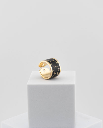 Adjustable enamel ring in 18K gold-plated bronze with black & white finish.
Handcrafted in Tuscany — pure light and timeless design.