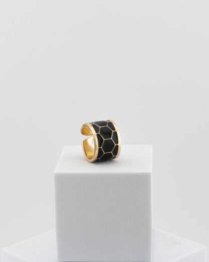 Adjustable enamel ring in 18K gold-plated bronze with black & white finish.
Handcrafted in Tuscany — pure light and timeless design.