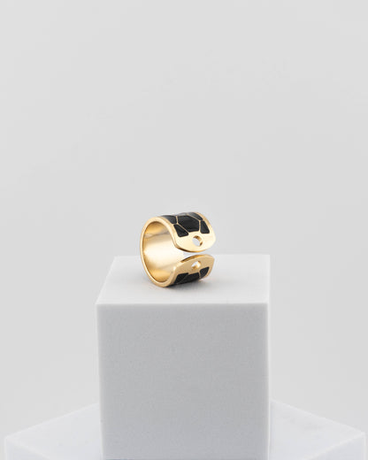 Adjustable enamel ring in 18K gold-plated bronze with black & white finish.
Handcrafted in Tuscany — pure light and timeless design.