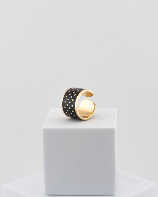 Adjustable enamel ring in 18K gold-plated bronze with black & white finish.
Handcrafted in Tuscany — pure light and timeless design.