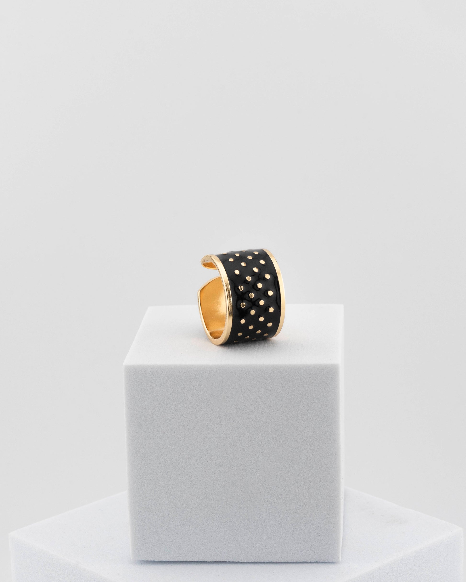 Adjustable enamel ring in 18K gold-plated bronze with black & white finish.
Handcrafted in Tuscany — pure light and timeless design.