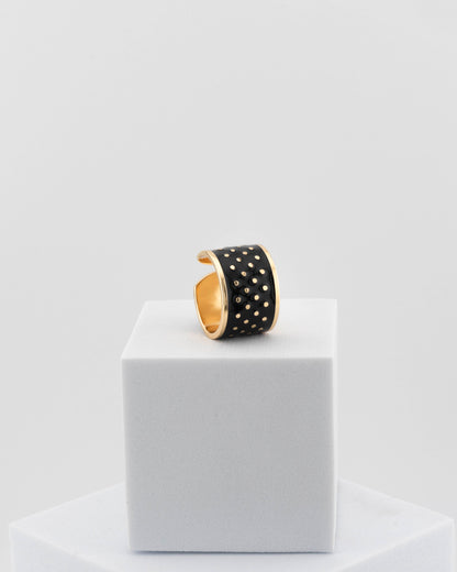 Adjustable enamel ring in 18K gold-plated bronze with black & white finish.
Handcrafted in Tuscany — pure light and timeless design.