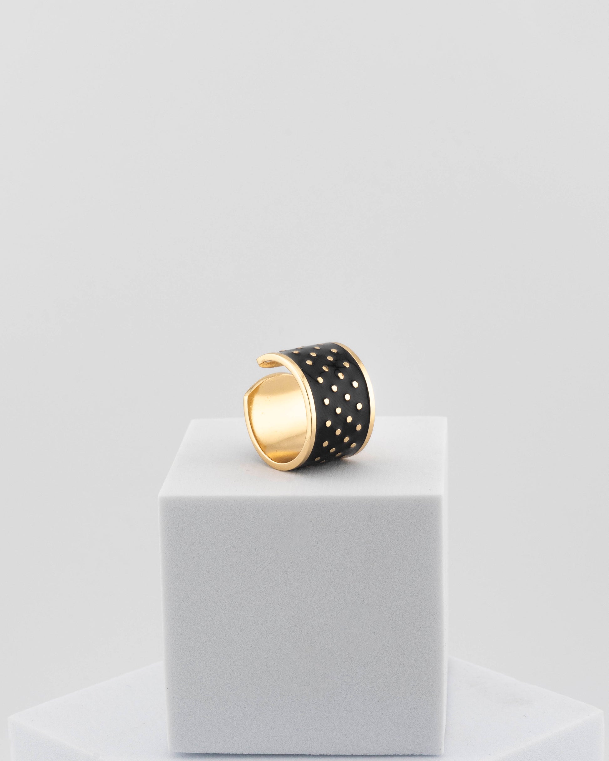 Adjustable enamel ring in 18K gold-plated bronze with black & white finish.
Handcrafted in Tuscany — pure light and timeless design.