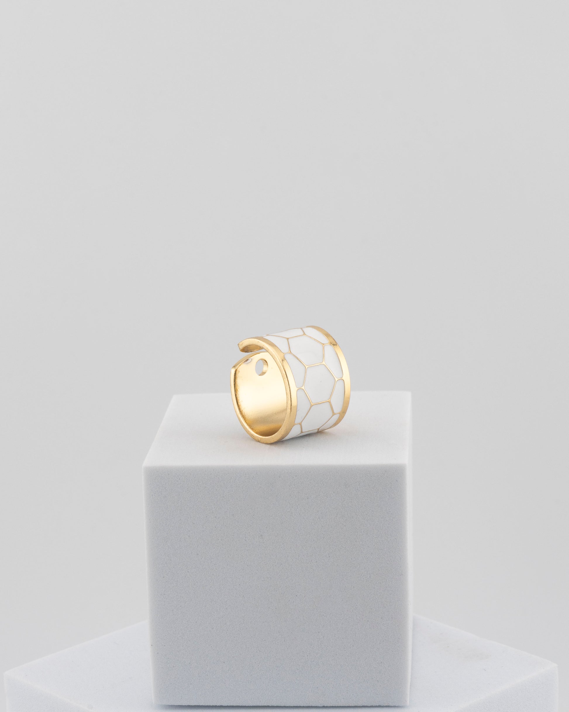 Adjustable enamel ring in 18K gold-plated bronze with black & white finish.
Handcrafted in Tuscany — pure light and timeless design.