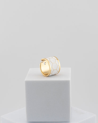 Adjustable enamel ring in 18K gold-plated bronze with black & white finish.
Handcrafted in Tuscany — pure light and timeless design.
