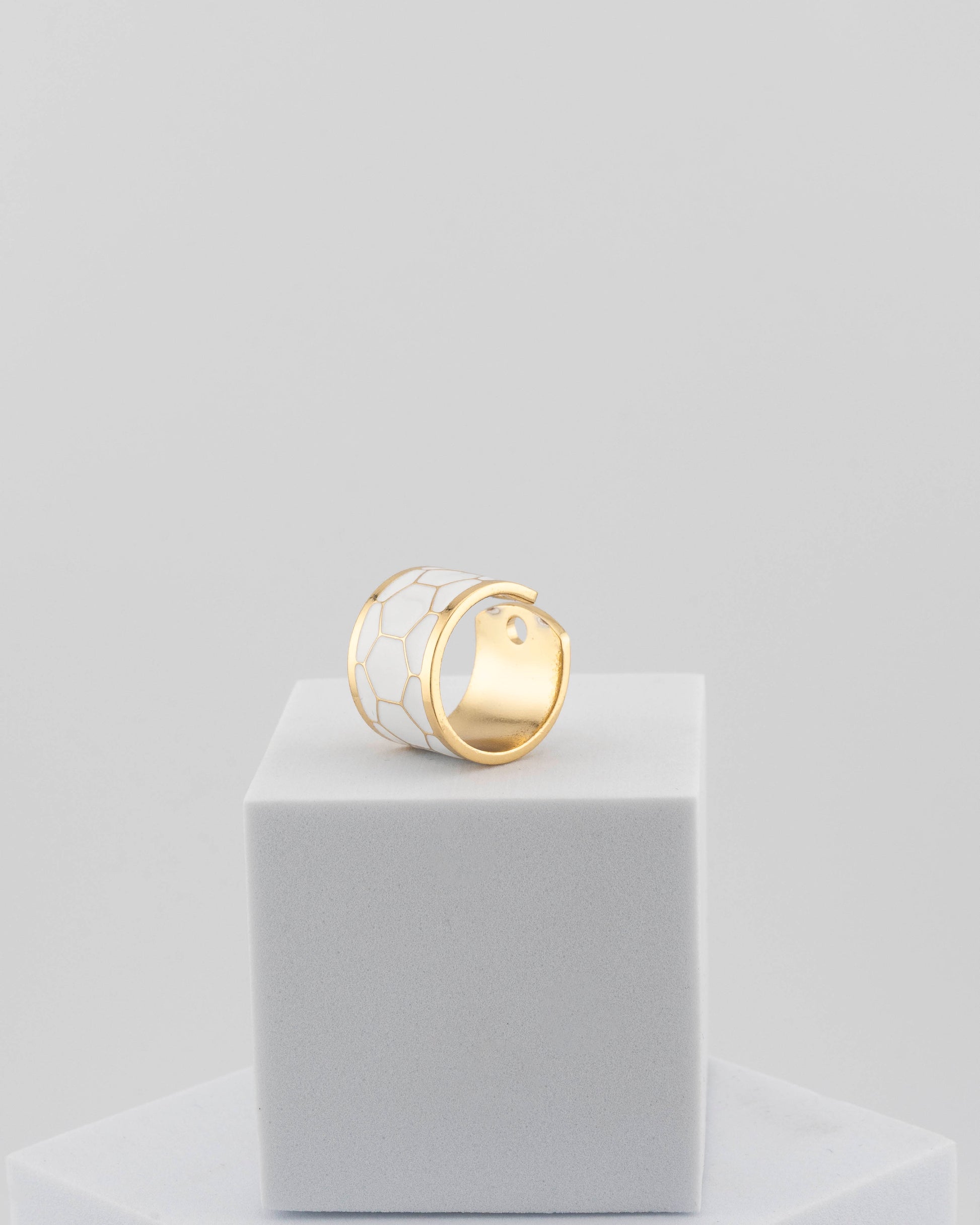 Adjustable enamel ring in 18K gold-plated bronze with black & white finish.
Handcrafted in Tuscany — pure light and timeless design.