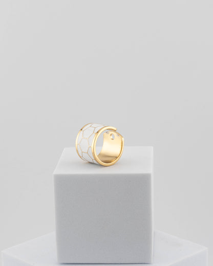 Adjustable enamel ring in 18K gold-plated bronze with black & white finish.
Handcrafted in Tuscany — pure light and timeless design.