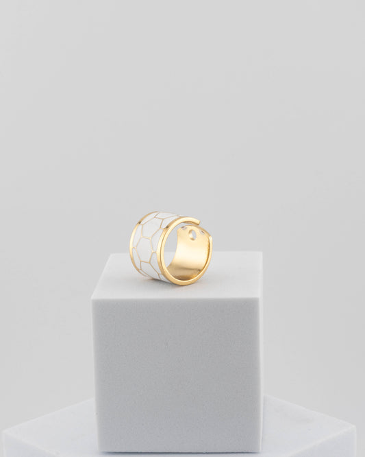 Adjustable enamel ring in 18K gold-plated bronze with black & white finish.
Handcrafted in Tuscany — pure light and timeless design.