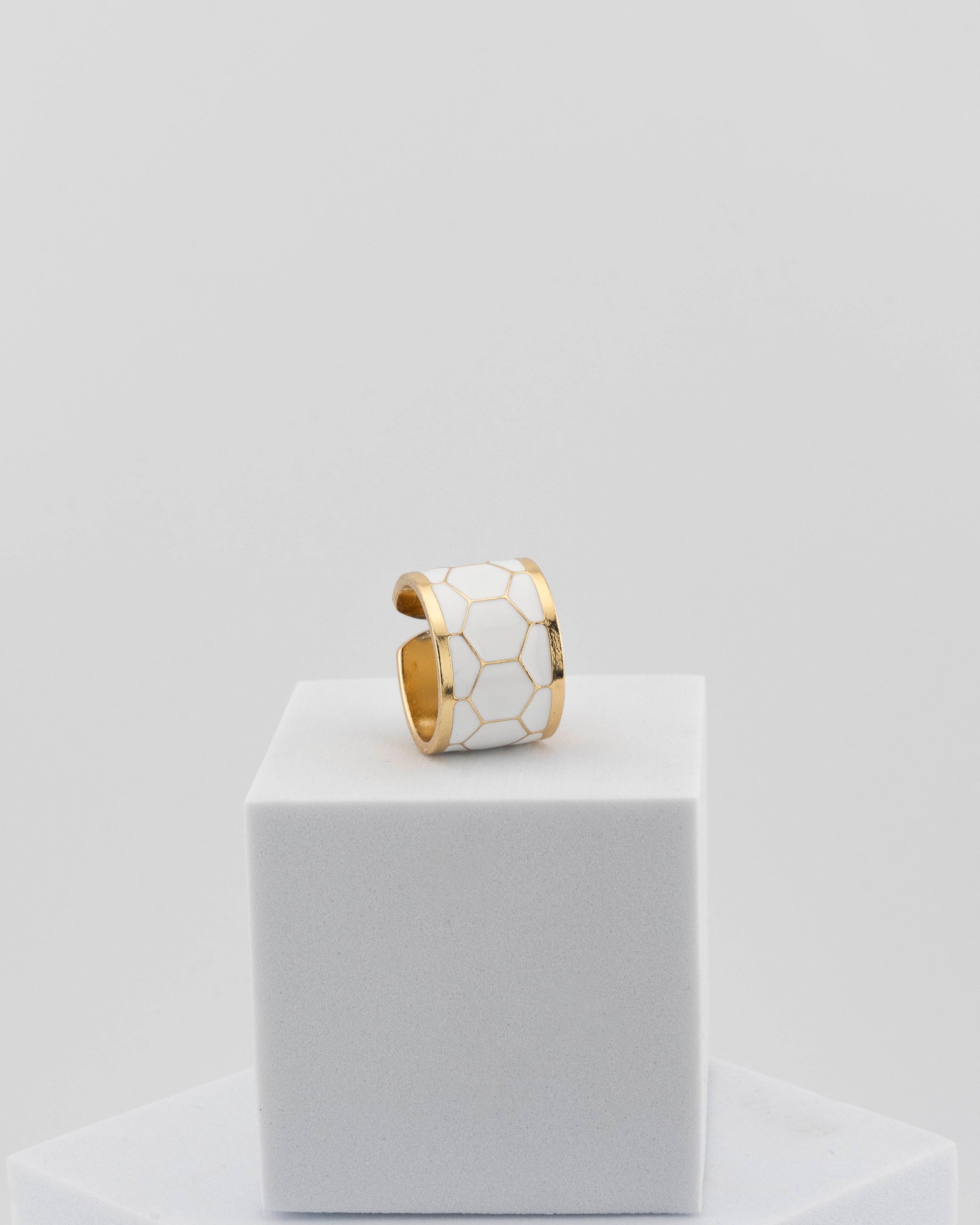 Adjustable enamel ring in 18K gold-plated bronze with black & white finish.
Handcrafted in Tuscany — pure light and timeless design.