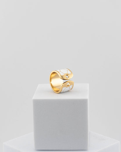Adjustable enamel ring in 18K gold-plated bronze with black & white finish.
Handcrafted in Tuscany — pure light and timeless design.