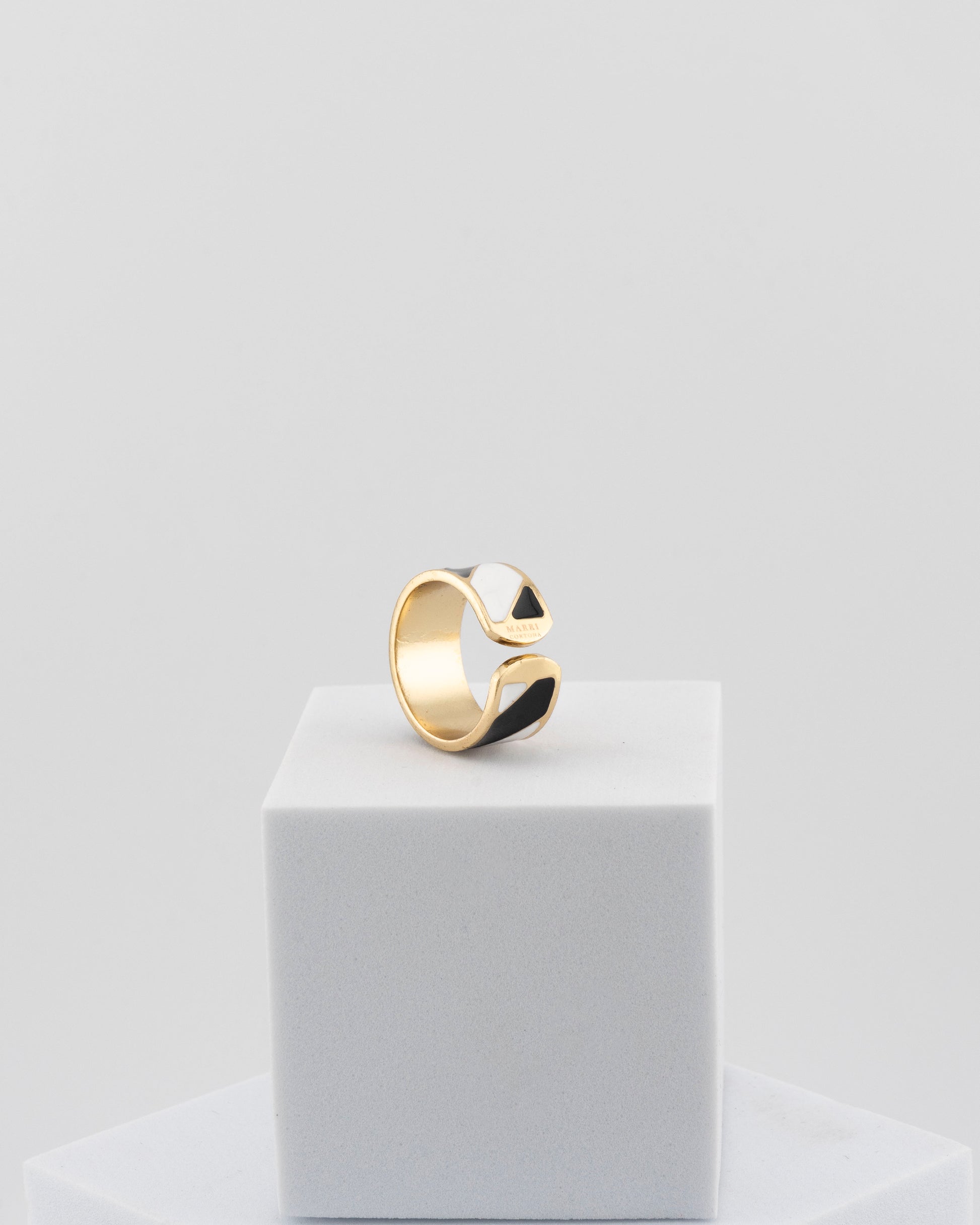 Adjustable enamel ring in 18K gold-plated bronze with black & white finish.
Handcrafted in Tuscany — pure light and timeless design.