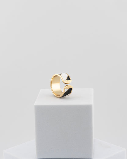Adjustable enamel ring in 18K gold-plated bronze with black & white finish.
Handcrafted in Tuscany — pure light and timeless design.