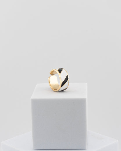 Adjustable enamel ring in 18K gold-plated bronze with black & white finish.
Handcrafted in Tuscany — pure light and timeless design.
