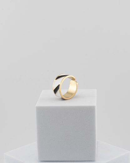 Adjustable enamel ring in 18K gold-plated bronze with black & white finish.
Handcrafted in Tuscany — pure light and timeless design.