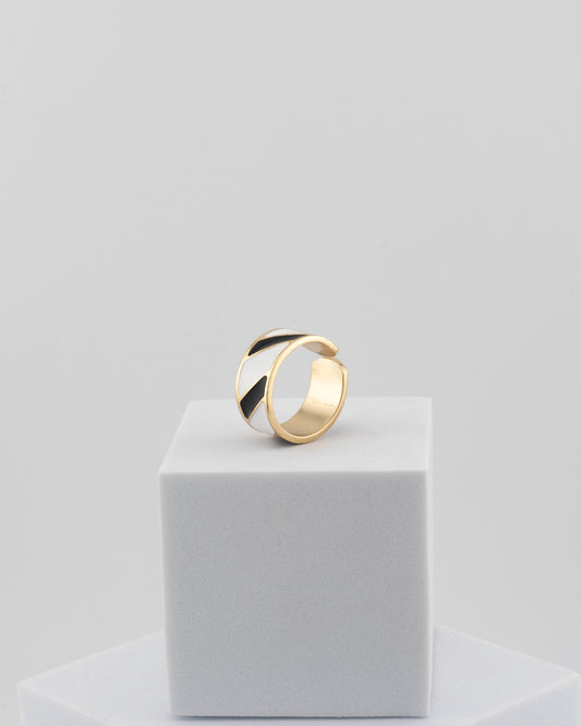 Adjustable enamel ring in 18K gold-plated bronze with black & white finish.
Handcrafted in Tuscany — pure light and timeless design.