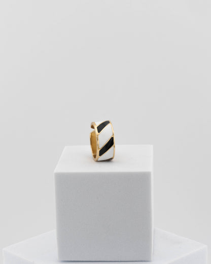 Adjustable enamel ring in 18K gold-plated bronze with black & white finish.
Handcrafted in Tuscany — pure light and timeless design.