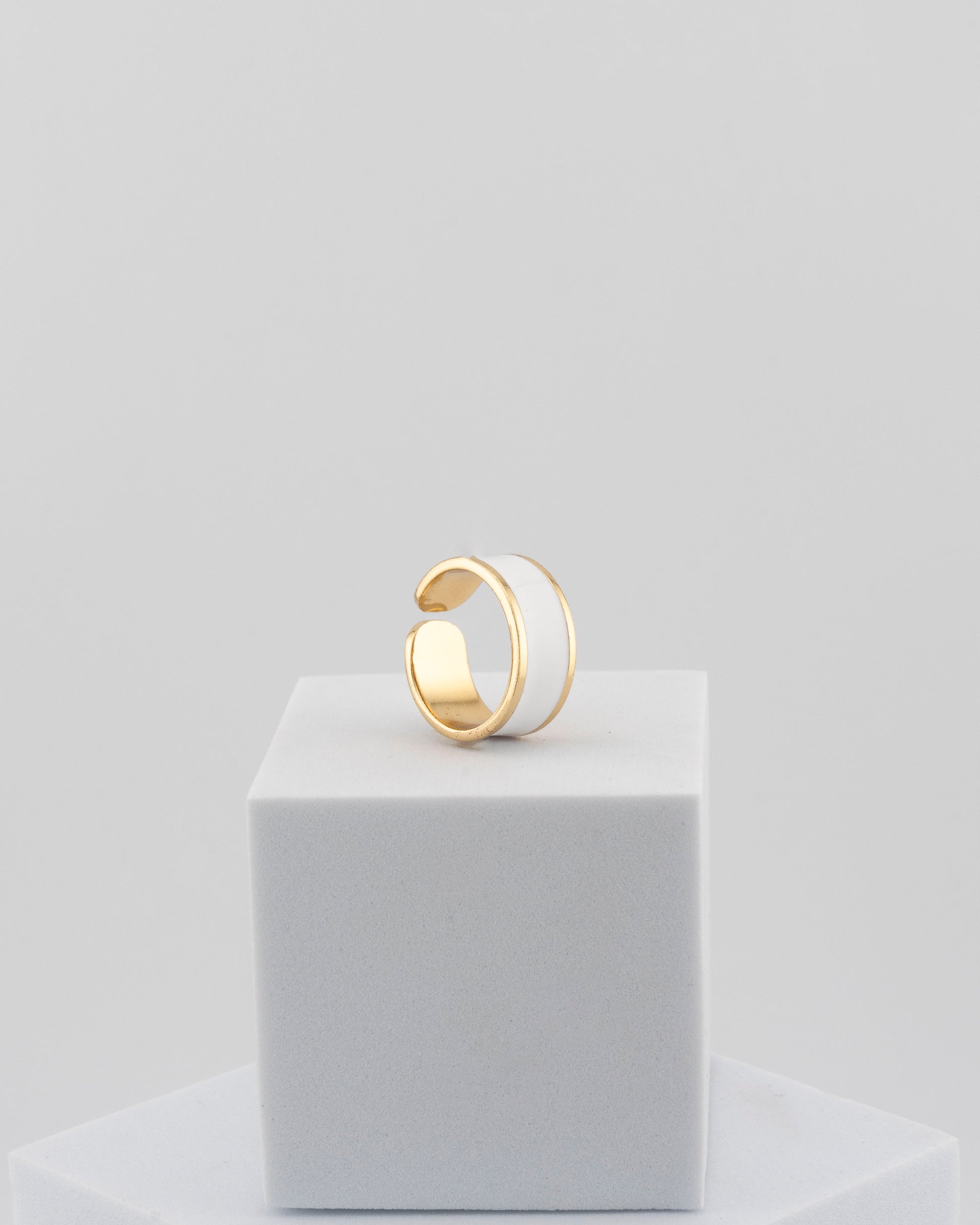 Adjustable enamel ring in 18K gold-plated bronze with black & white finish.
Handcrafted in Tuscany — pure light and timeless design.