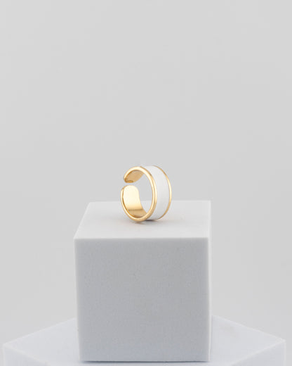 Adjustable enamel ring in 18K gold-plated bronze with black & white finish.
Handcrafted in Tuscany — pure light and timeless design.