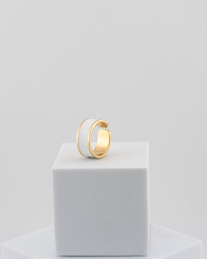 Adjustable enamel ring in 18K gold-plated bronze with black & white finish.
Handcrafted in Tuscany — pure light and timeless design.