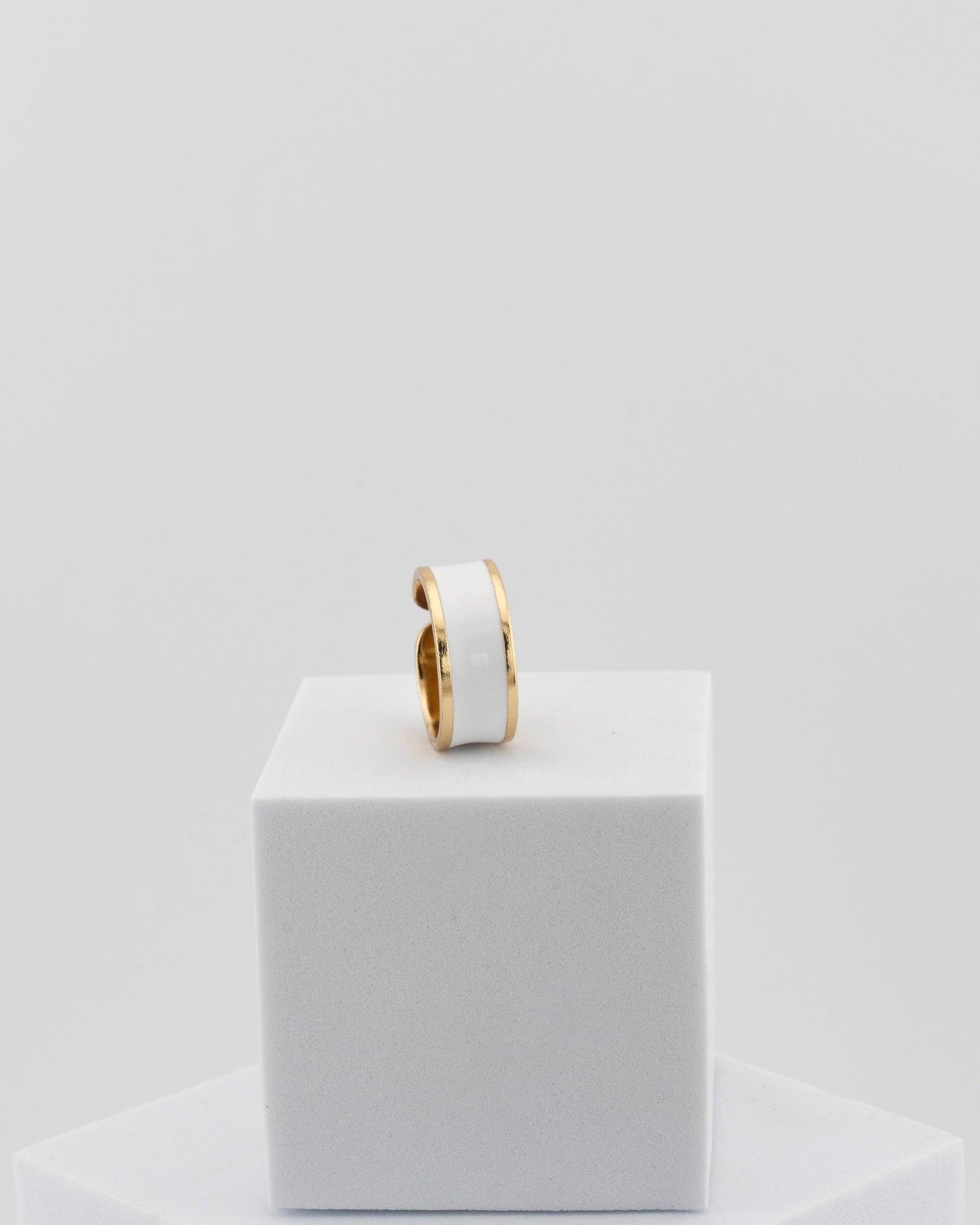 Adjustable enamel ring in 18K gold-plated bronze with black & white finish.
Handcrafted in Tuscany — pure light and timeless design.