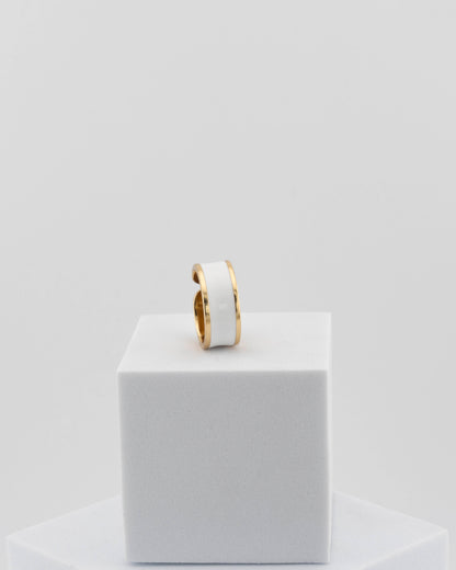 Adjustable enamel ring in 18K gold-plated bronze with black & white finish.
Handcrafted in Tuscany — pure light and timeless design.