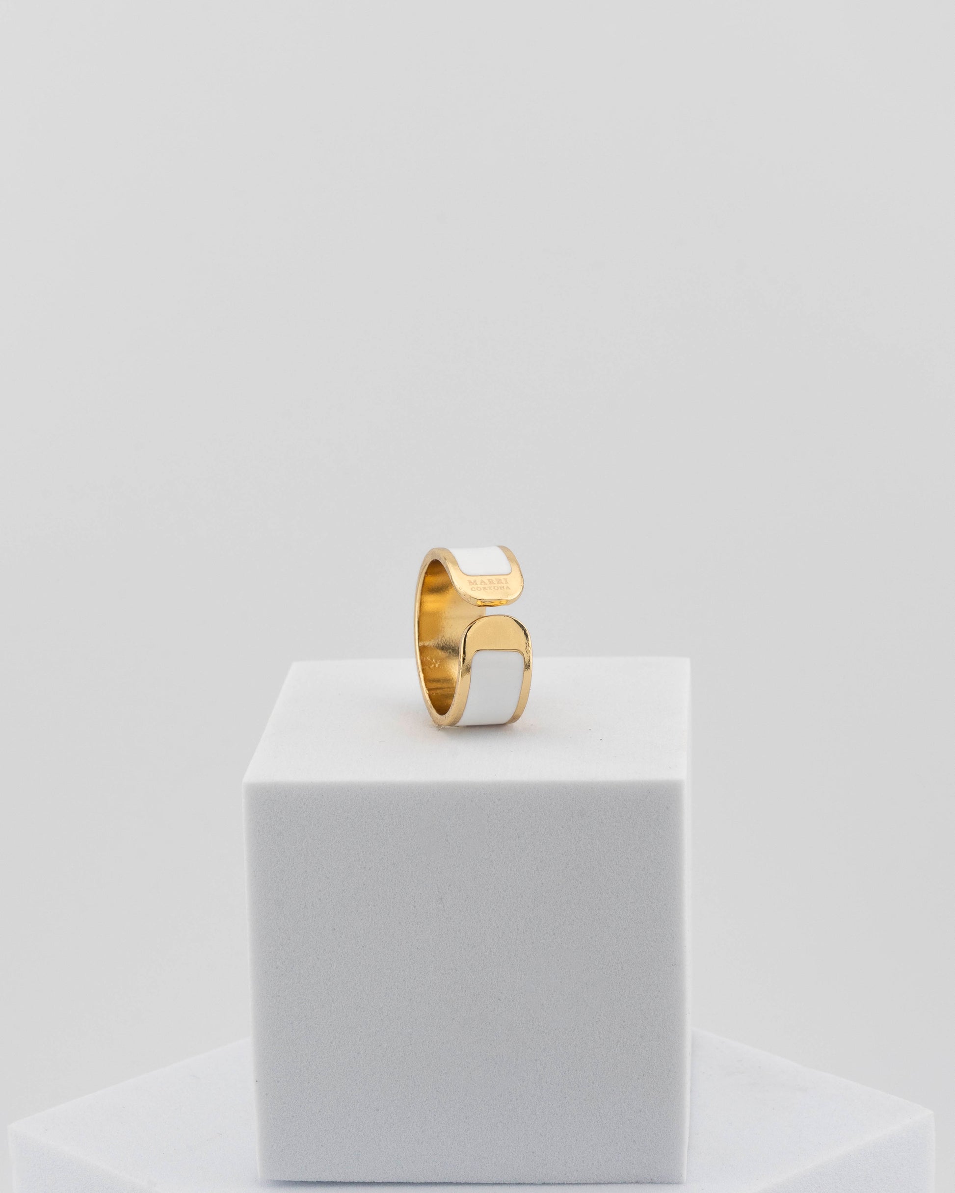 Adjustable enamel ring in 18K gold-plated bronze with black & white finish.
Handcrafted in Tuscany — pure light and timeless design.