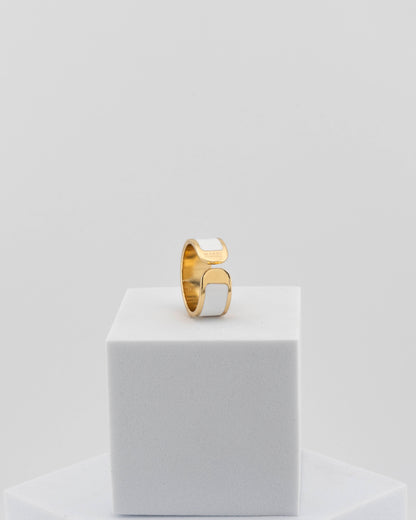 Adjustable enamel ring in 18K gold-plated bronze with black & white finish.
Handcrafted in Tuscany — pure light and timeless design.