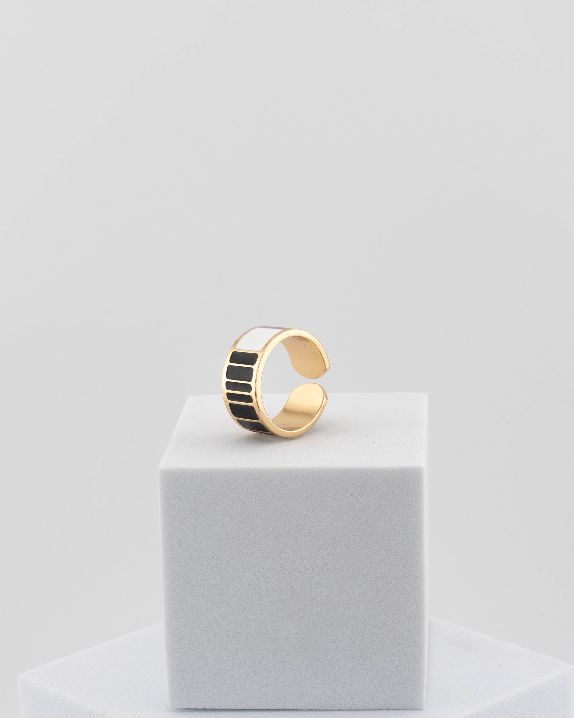 Adjustable enamel ring in 18K gold-plated bronze with black & white finish.
Handcrafted in Tuscany — pure light and timeless design.