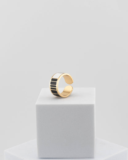 Adjustable enamel ring in 18K gold-plated bronze with black & white finish.
Handcrafted in Tuscany — pure light and timeless design.