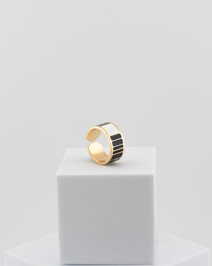 Adjustable enamel ring in 18K gold-plated bronze with black & white finish.
Handcrafted in Tuscany — pure light and timeless design.