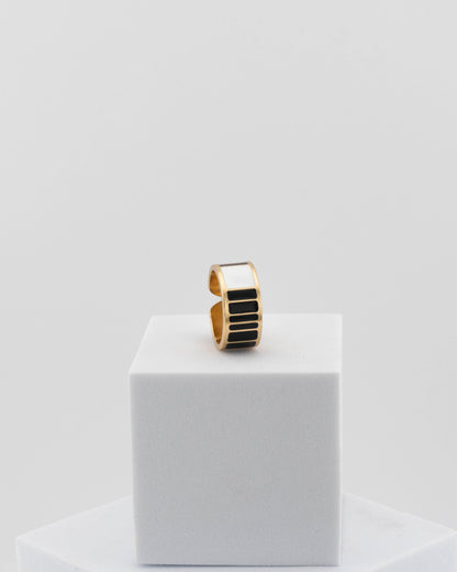 Adjustable enamel ring in 18K gold-plated bronze with black & white finish.
Handcrafted in Tuscany — pure light and timeless design.