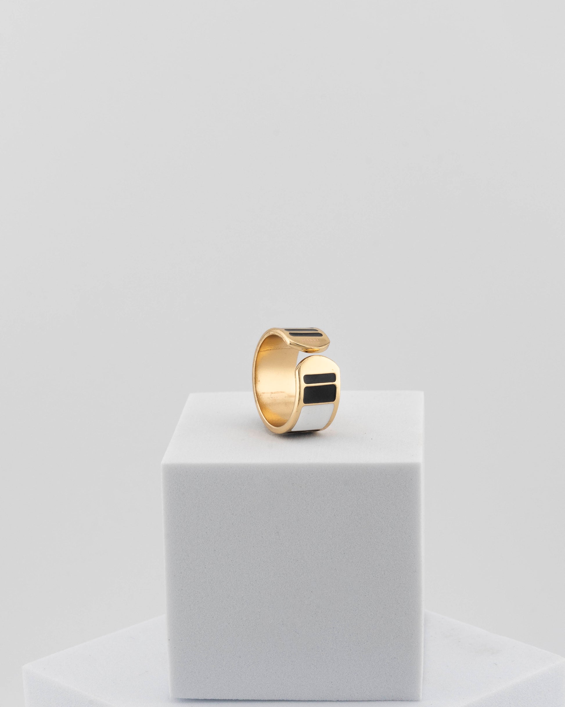 Adjustable enamel ring in 18K gold-plated bronze with black & white finish.
Handcrafted in Tuscany — pure light and timeless design.