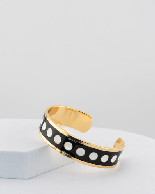 Adjustable bangle in 18K gold-plated bronze with black & white enamel.
Handcrafted in Tuscany — bold lines, timeless elegance.