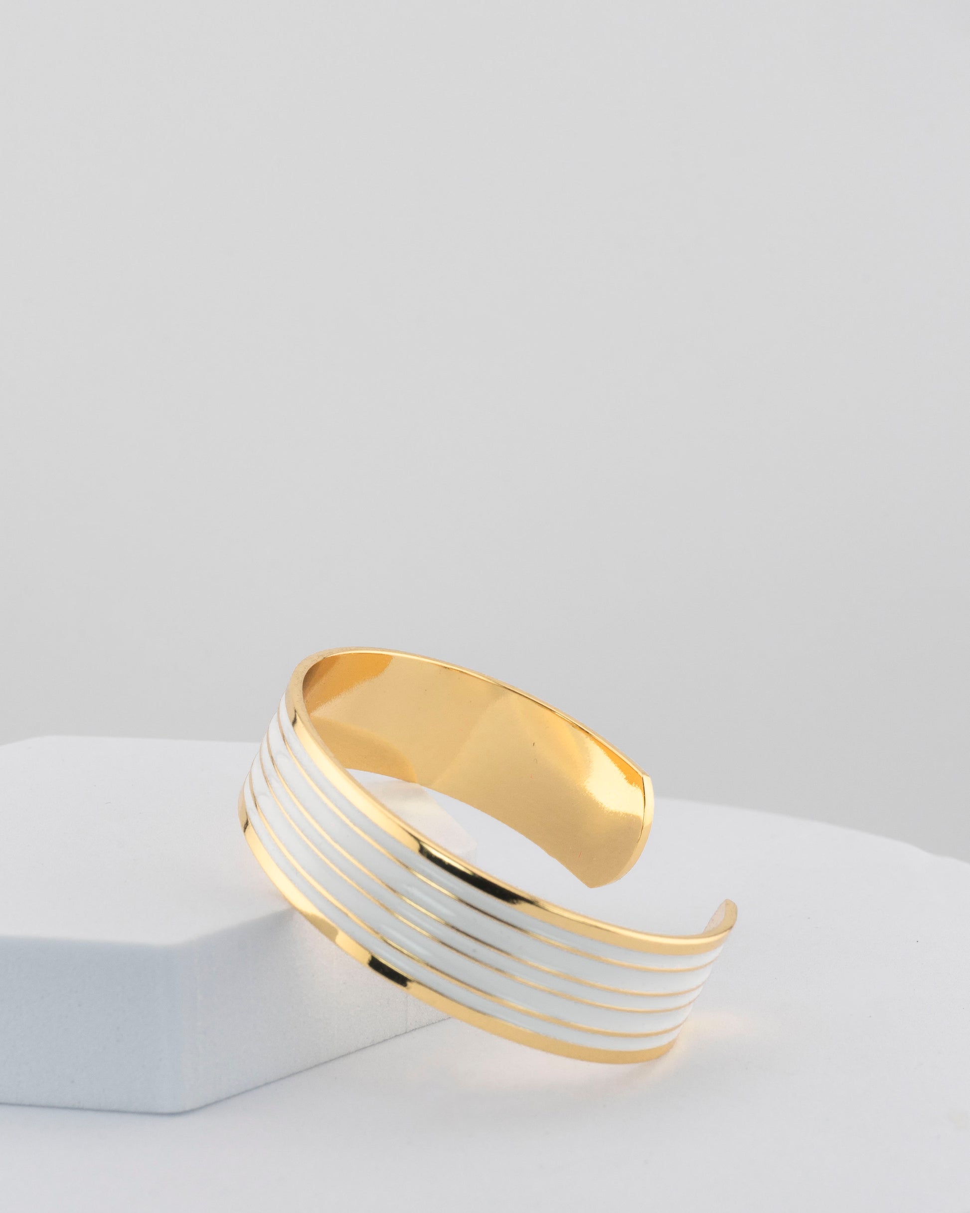 Adjustable bangle in 18K gold-plated bronze with black & white enamel.
Handcrafted in Tuscany — bold lines, timeless elegance.