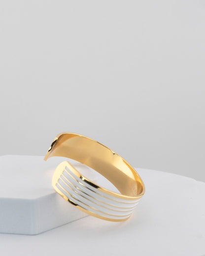 Adjustable bangle in 18K gold-plated bronze with black & white enamel.
Handcrafted in Tuscany — bold lines, timeless elegance.