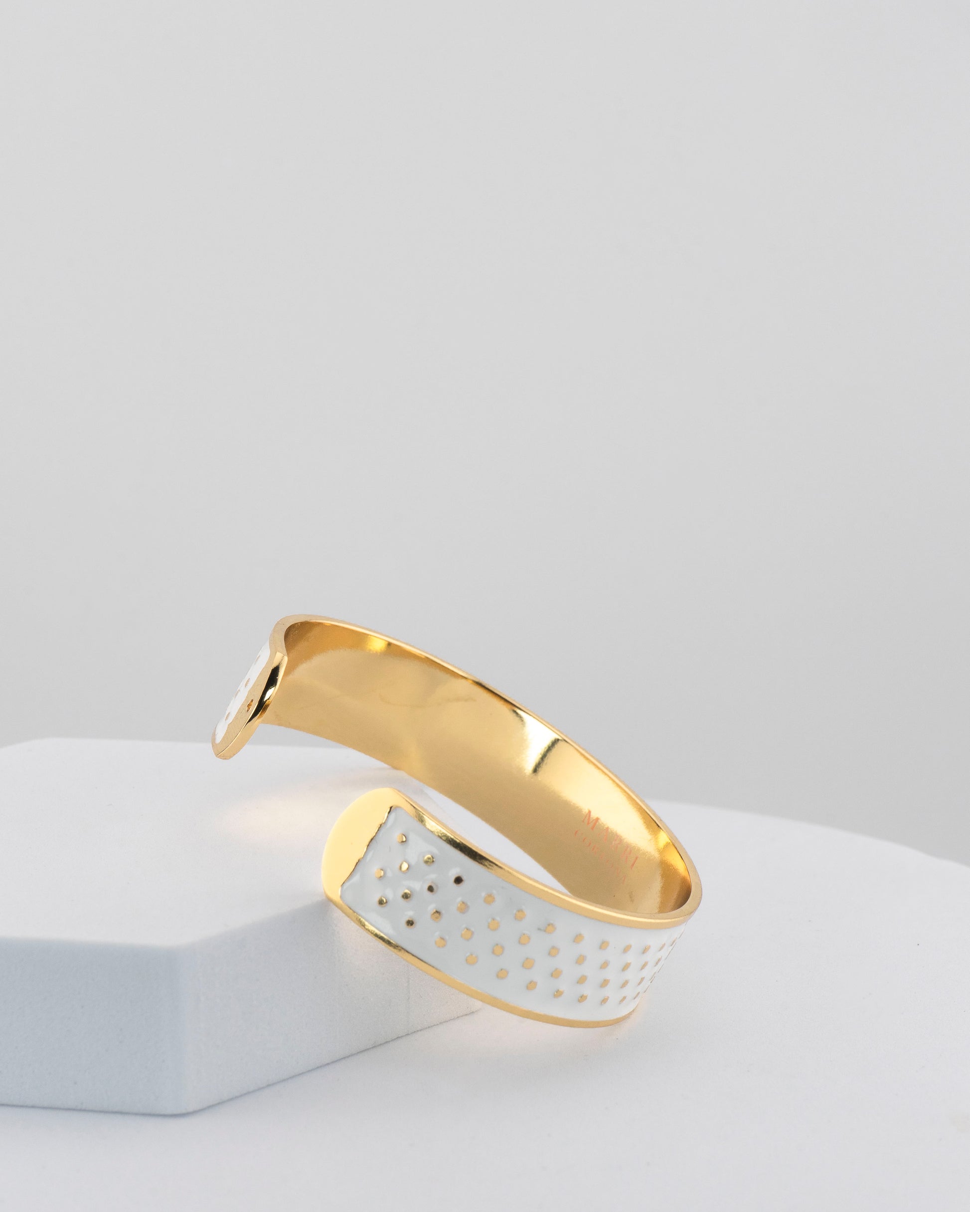 Adjustable bangle in 18K gold-plated bronze with black & white enamel.
Handcrafted in Tuscany — bold lines, timeless elegance.