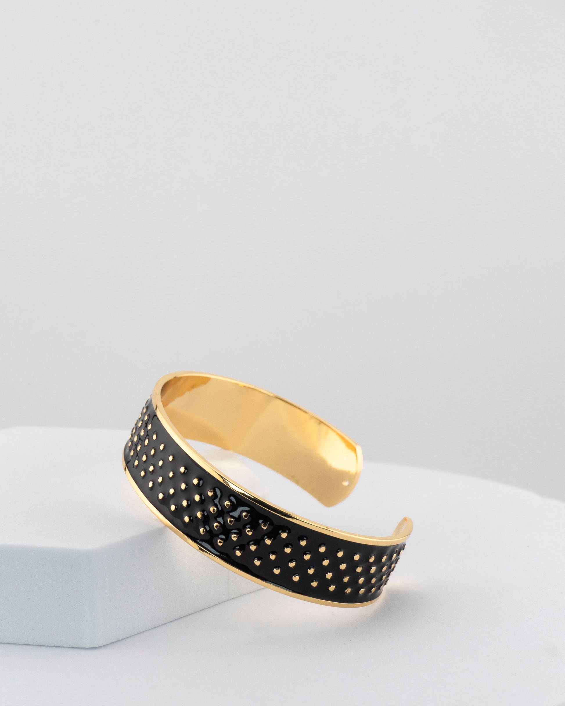 Adjustable bangle in 18K gold-plated bronze with black & white enamel.
Handcrafted in Tuscany — bold lines, timeless elegance.
