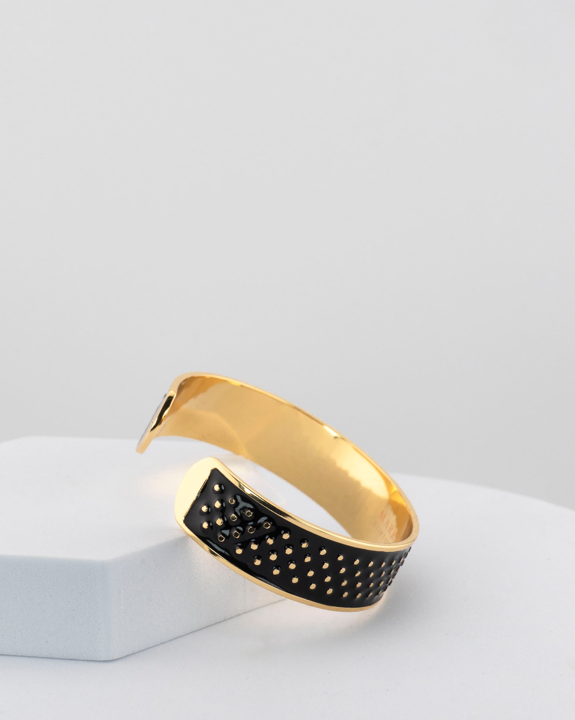 Adjustable bangle in 18K gold-plated bronze with black & white enamel.
Handcrafted in Tuscany — bold lines, timeless elegance.
