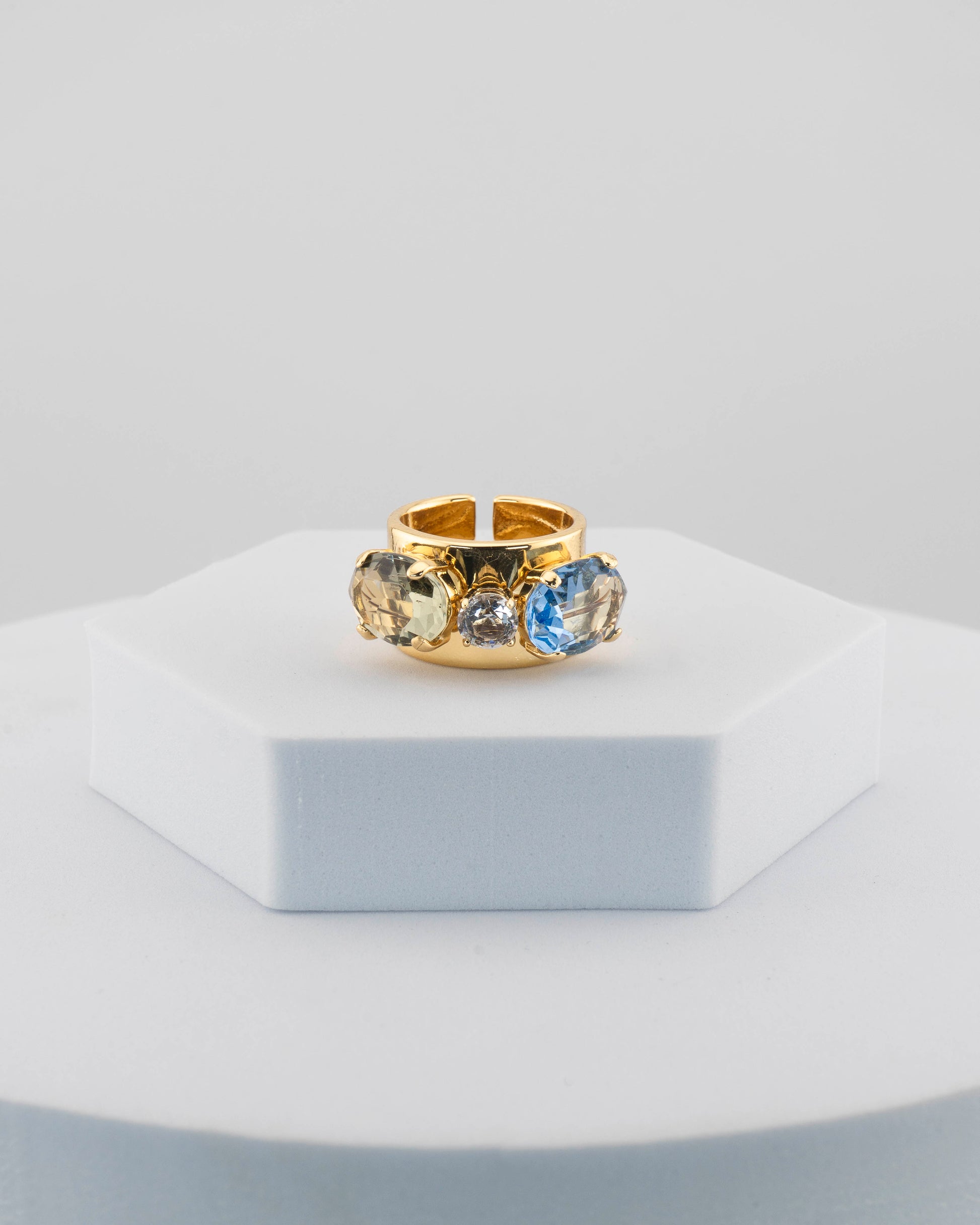 A refined trilogy ring in 18K gold-plated bronze with luminous crystals.
Handcrafted in Tuscany — timeless balance and contemporary light.
