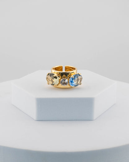 A refined trilogy ring in 18K gold-plated bronze with luminous crystals.
Handcrafted in Tuscany — timeless balance and contemporary light.