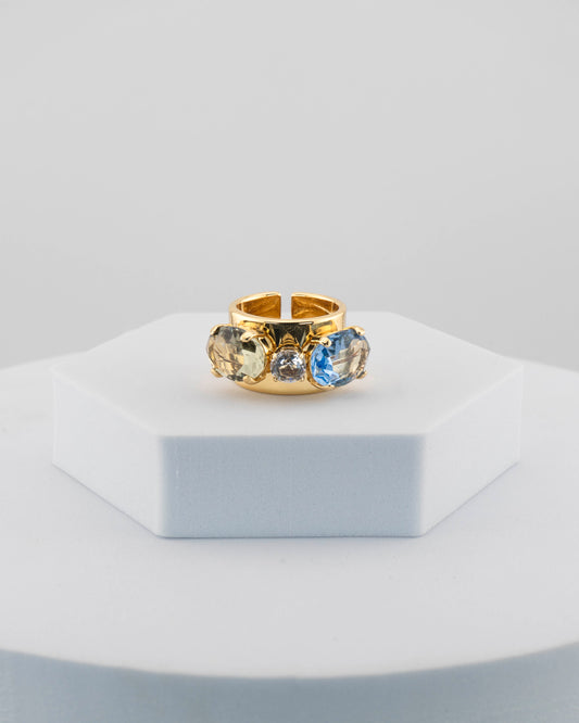 A refined trilogy ring in 18K gold-plated bronze with luminous crystals.
Handcrafted in Tuscany — timeless balance and contemporary light.