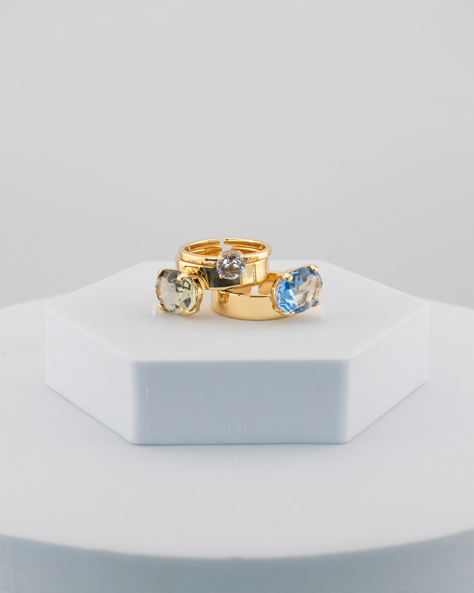 A refined trilogy ring in 18K gold-plated bronze with luminous crystals.
Handcrafted in Tuscany — timeless balance and contemporary light.