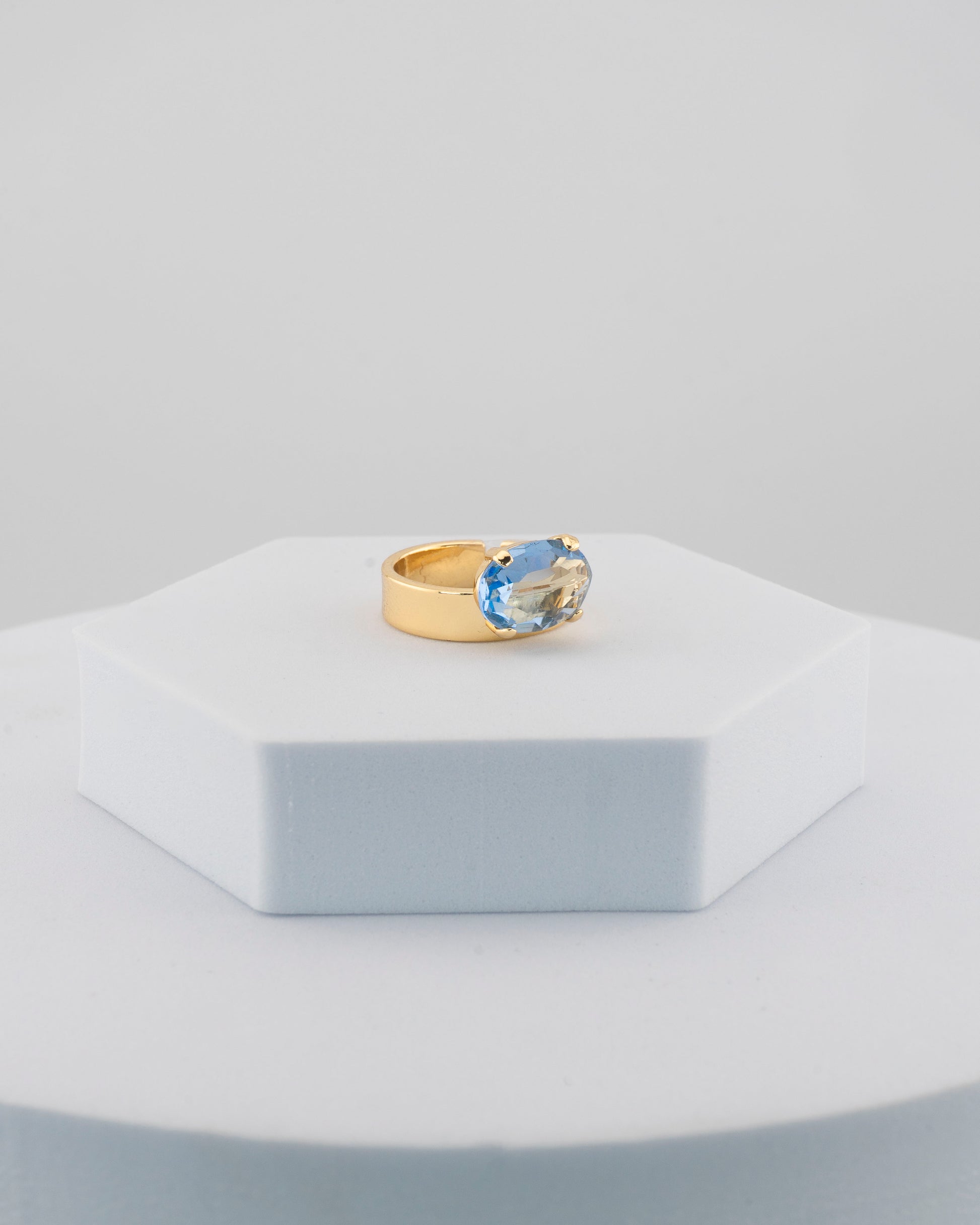 Contemporary ring with an asymmetrically set oval crystal.
Handcrafted in Tuscany — elegant, versatile, and uniquely Marri Cortona.