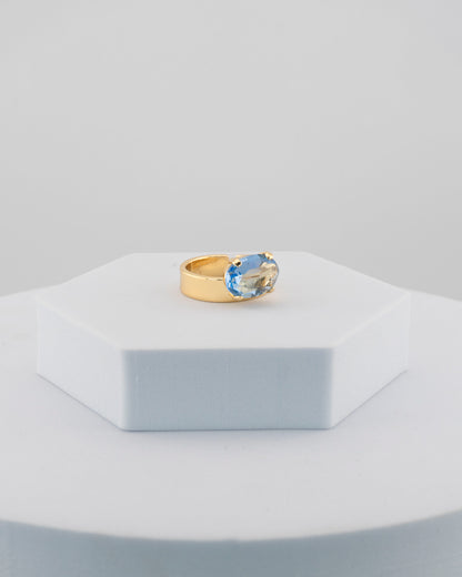 Contemporary ring with an asymmetrically set oval crystal.
Handcrafted in Tuscany — elegant, versatile, and uniquely Marri Cortona.