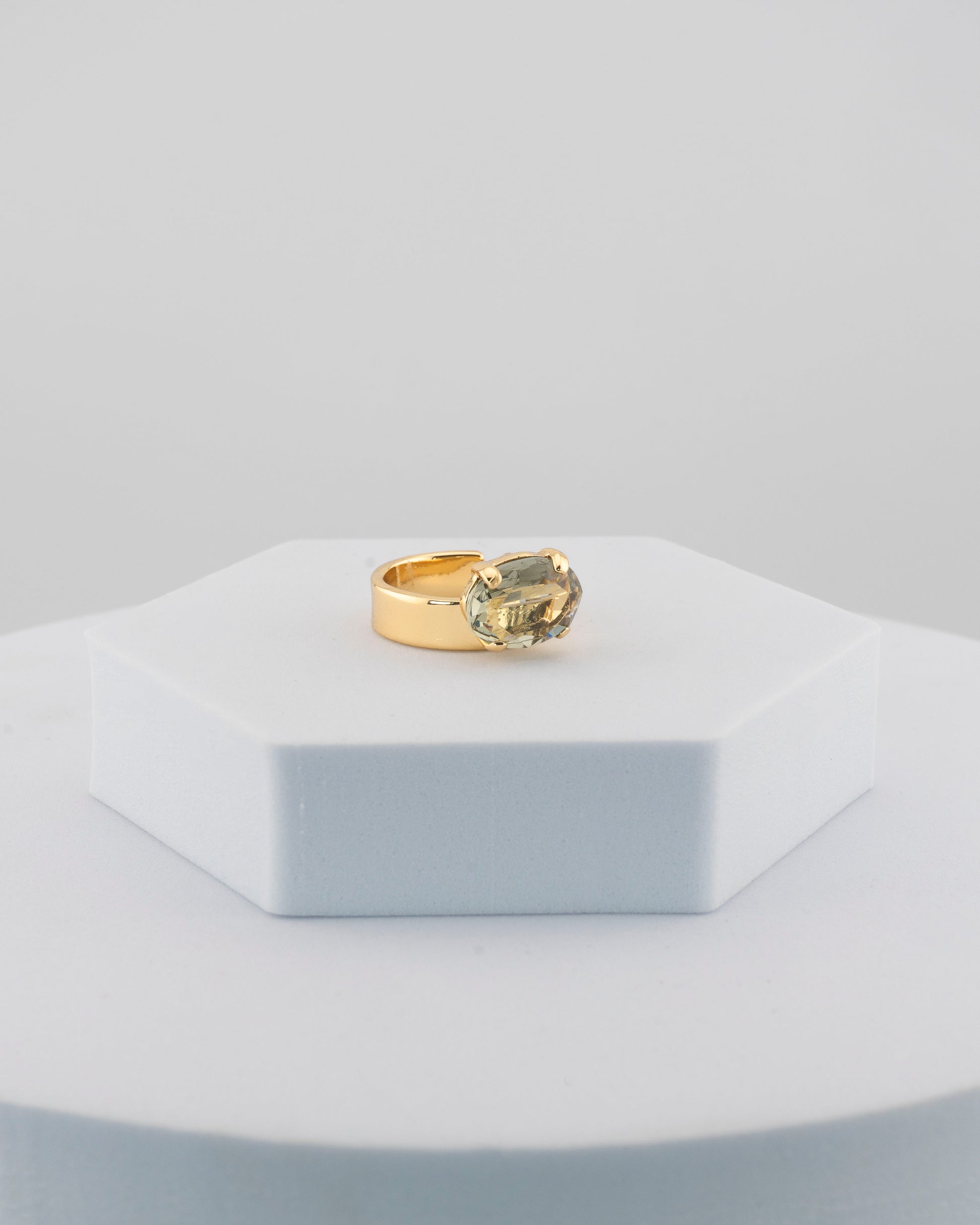 Contemporary ring with an asymmetrically set oval crystal.
Handcrafted in Tuscany — elegant, versatile, and uniquely Marri Cortona.