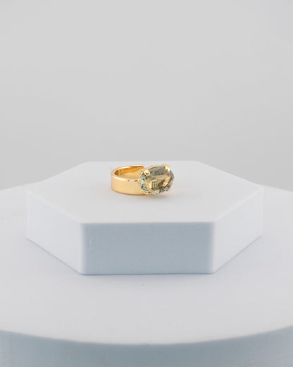 Contemporary ring with an asymmetrically set oval crystal.
Handcrafted in Tuscany — elegant, versatile, and uniquely Marri Cortona.