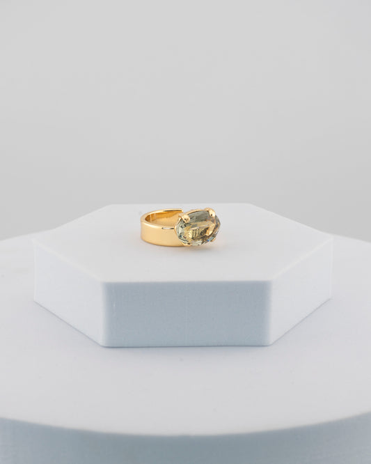 Contemporary ring with an asymmetrically set oval crystal.
Handcrafted in Tuscany — elegant, versatile, and uniquely Marri Cortona.